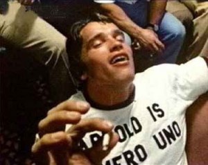 Arnold Swatzeneger fumando un porro